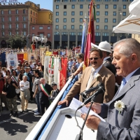 Foto Nicoloro G.  02/08/2010 Bologna  Per il XXX anniversario della strage alla stazione di Bologna si è svolto il tradizionale corteo che si è concluso nel piazzale antistante la stazione con un comizio cui hanno partecipato le massime autorità civili e amministrative oltre all’associazione dei famigliari delle vittime. nella foto Il discorso di Paolo Bolognesi e la grande folla