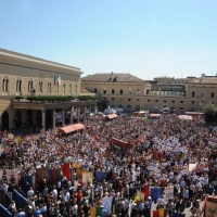 omFoto Nicoloro G.  02/08/2010 Bologna  Per il XXX anniversario della strage alla stazione di Bologna si è svolto il tradizionale corteo che si è concluso nel piazzale antistante la stazione con un comizio cui hanno partecipato le massime autorità civili e amministrative oltre all’associazione dei famigliari delle vittime. nella foto La grande folla di fronte alla stazione