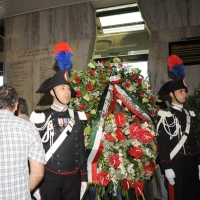 Foto Nicoloro G.  02/08/2010 Bologna  Per il XXX anniversario della strage alla stazione di Bologna si è svolto il tradizionale corteo che si è concluso nel piazzale antistante la stazione con un comizio cui hanno partecipato le massime autorità civili e amministrative oltre all’associazione dei famigliari delle vittime. nella foto La corona di fiori del Presidente della Repubblica
