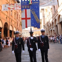 Foto Nicoloro G. 02/08/2012 Bologna Per il XXXII anniversario della strage alla stazione di Bologna si e’ svolto il tradizionale corteo che si e’ concluso nel piazzale antistante la stazione con un comizio cui hanno partecipato le massime autorita’ civili e amministrative oltre all’ associazione dei famigliari delle vittime. nella foto Il gonfalone della città di Bologna