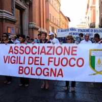 Foto Nicoloro G. 02/08/2012 Bologna Per il XXXII anniversario della strage alla stazione di Bologna si e’ svolto il tradizionale corteo che si e’ concluso nel piazzale antistante la stazione con un comizio cui hanno partecipato le massime autorita’ civili e amministrative oltre all’ associazione dei famigliari delle vittime. nella foto Lo striscione dei Vigili del Fuoco