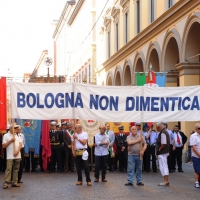 Foto Nicoloro G. 02/08/2012 Bologna Per il XXXII anniversario della strage alla stazione di Bologna si e’ svolto il tradizionale corteo che si e’ concluso nel piazzale antistante la stazione con un comizio cui hanno partecipato le massime autorita’ civili e amministrative oltre all’ associazione dei famigliari delle vittime. nella foto Lo striscione in testa al corteo