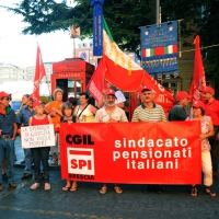 Foto Nicoloro G. 02/08/2012 Bologna Per il XXXII anniversario della strage alla stazione di Bologna si e’ svolto il tradizionale corteo che si e’ concluso nel piazzale antistante la stazione con un comizio cui hanno partecipato le massime autorita’ civili e amministrative oltre all’ associazione dei famigliari delle vittime. nella foto Lo striscione dei pensionati