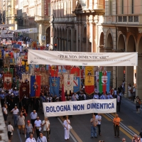 Foto Nicoloro G. 02/08/2012 Bologna Per il XXXII anniversario della strage alla stazione di Bologna si e’ svolto il tradizionale corteo che si e’ concluso nel piazzale antistante la stazione con un comizio cui hanno partecipato le massime autorita’ civili e amministrative oltre all’ associazione dei famigliari delle vittime. nella foto La testa del corteo