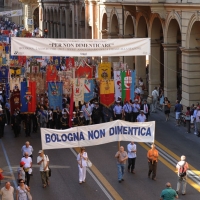 Foto Nicoloro G. 02/08/2012 Bologna Per il XXXII anniversario della strage alla stazione di Bologna si e’ svolto il tradizionale corteo che si e’ concluso nel piazzale antistante la stazione con un comizio cui hanno partecipato le massime autorita’ civili e amministrative oltre all’ associazione dei famigliari delle vittime. nella foto La testa del corteo