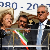 Foto Nicoloro G. 02/08/2012 Bologna Per il XXXII anniversario della strage alla stazione di Bologna si e’ svolto il tradizionale corteo che si e’ concluso nel piazzale antistante la stazione con un comizio cui hanno partecipato le massime autorita’ civili e amministrative oltre all’ associazione dei famigliari delle vittime. nella foto Anna Maria Cancellieri – Virginio Merola – Paolo Bolognesi