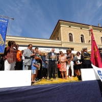 Foto Nicoloro G. 02/08/2012 Bologna Per il XXXII anniversario della strage alla stazione di Bologna si e’ svolto il tradizionale corteo che si e’ concluso nel piazzale antistante la stazione con un comizio cui hanno partecipato le massime autorita’ civili e amministrative oltre all’ associazione dei famigliari delle vittime. nella foto Paolo Bolognesi sul palco durante il discorso commemorativo