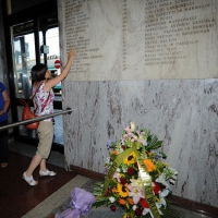 Foto Nicoloro G. 02/08/2012 Bologna Per il XXXII anniversario della strage alla stazione di Bologna si e’ svolto il tradizionale corteo che si e’ concluso nel piazzale antistante la stazione con un comizio cui hanno partecipato le massime autorita’ civili e amministrative oltre all’ associazione dei famigliari delle vittime. nella foto La lapide con i nomi delle vittime
