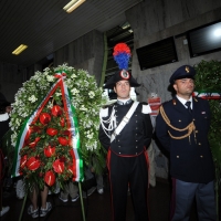Foto Nicoloro G. 02/08/2012 Bologna Per il XXXII anniversario della strage alla stazione di Bologna si e’ svolto il tradizionale corteo che si e’ concluso nel piazzale antistante la stazione con un comizio cui hanno partecipato le massime autorita’ civili e amministrative oltre all’ associazione dei famigliari delle vittime. nella foto Corone di fiori