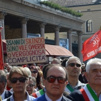 Foto Nicoloro G.  02/08/2015   Bologna   Trentacinquesimo anniversario della strage alla stazione di Bologna. nella foto striscioni, bandiere e cartelli tra la folla nel piazzale della stazione.