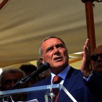 Foto Nicoloro G.  02/08/2015   Bologna   Trentacinquesimo anniversario della strage alla stazione di Bologna. nella foto il presidente del Senato Pietro Grasso durante il suo intervento rivolge l' attenzione sull' orologio della stazione che Ã¨ fermo sull'ora della strage.