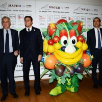 Foto Nicoloro G.  05/02/2015  Milano   Presentazione dell' iniziativa " Zanetti for friends Match for Expo ", partita di calcio tra campioni internazionali di ieri e di oggi a favore della nutrizione, nello spirito di Expo 2015. nella foto ai lati della mascotte di Expo 2015 da sinistra il sindaco di Milano Giuliano Pisapia, l' ex capitano dell' Inter Javier Zanetti e il Commissario Unico per Expo 2015 Giuseppe Sala.