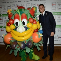 Foto Nicoloro G.  05/02/2015  Milano   Presentazione dell' iniziativa " Zanetti for friends Match for Expo ", partita di calcio tra campioni internazionali di ieri e di oggi a favore della nutrizione, nello spirito di Expo 2015. nella foto l' ex capitano dell' Inter Javier Zanetti con la mascotte di Expo 2015.